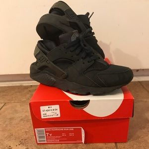 Used Black Nike Huaraches Run (GS) Size 7Y